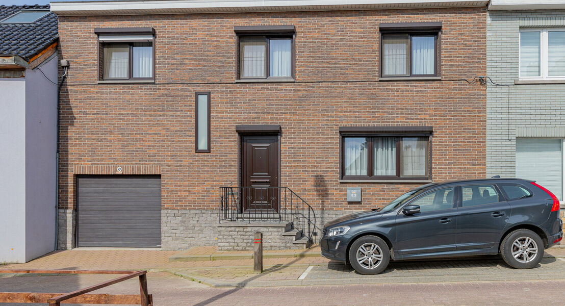 Gesloten bebouwing gelegen in Meise. Deze bestaat op het gelijkvloers uit een inkomhal met apart toilet, ruime leefruimte met een eet- en zithoek en een volledig ingerichte keuken. Op de eerste verdieping bevinden zich 5 slaapkamers en een badkamer met li