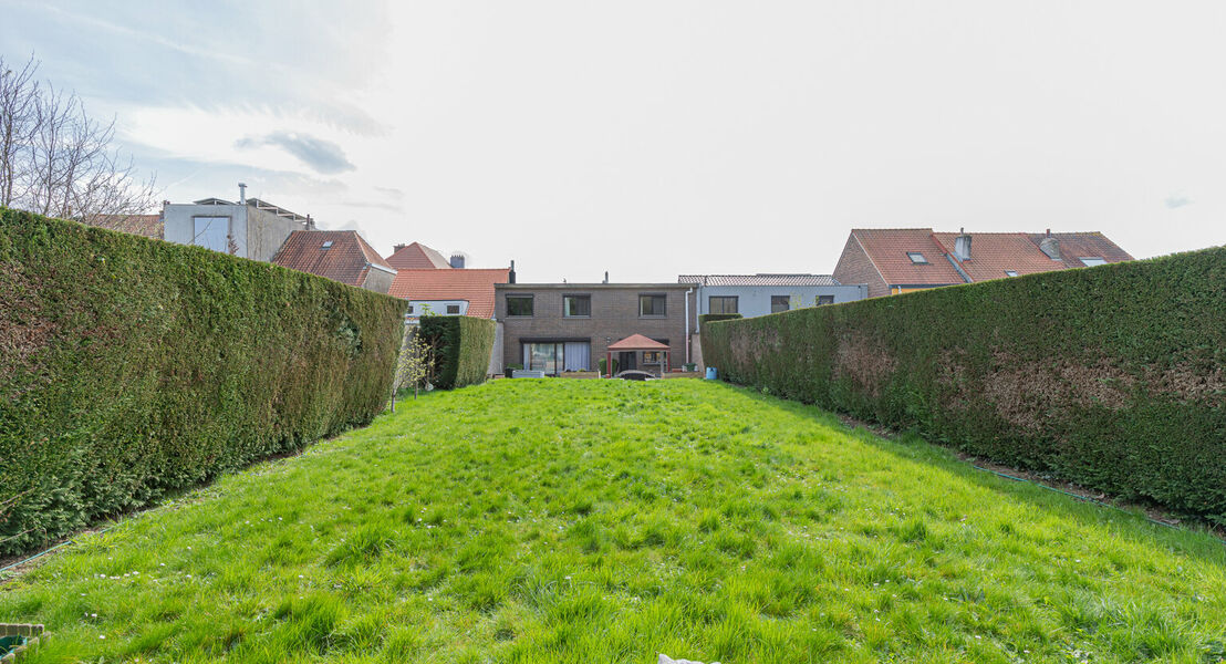 Gesloten bebouwing gelegen in Meise. Deze bestaat op het gelijkvloers uit een inkomhal met apart toilet, ruime leefruimte met een eet- en zithoek en een volledig ingerichte keuken. Op de eerste verdieping bevinden zich 5 slaapkamers en een badkamer met li