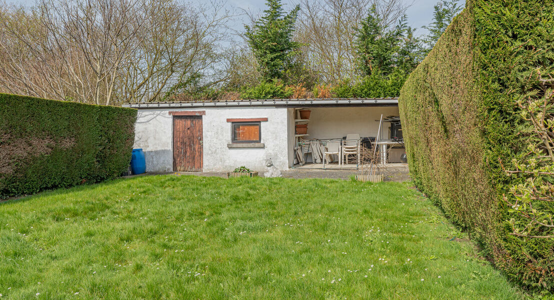 Gesloten bebouwing gelegen in Meise. Deze bestaat op het gelijkvloers uit een inkomhal met apart toilet, ruime leefruimte met een eet- en zithoek en een volledig ingerichte keuken. Op de eerste verdieping bevinden zich 5 slaapkamers en een badkamer met li