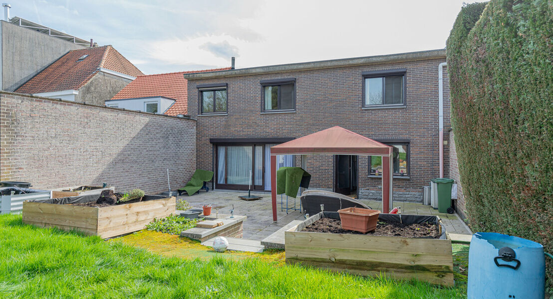 Gesloten bebouwing gelegen in Meise. Deze bestaat op het gelijkvloers uit een inkomhal met apart toilet, ruime leefruimte met een eet- en zithoek en een volledig ingerichte keuken. Op de eerste verdieping bevinden zich 5 slaapkamers en een badkamer met li