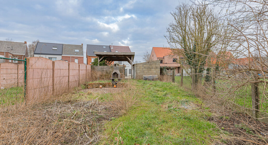 Half open bebouwing gelegen aan een uitvalsweg naar Buggenhout-Opstal. Deze knusse gezinswoning bestaat op het gelijkvloers uit een inkomhall, een leefruimte met zithoek, een ingerichte keuken met eethoek, een toilet en een berging. Op de eerste verdiepin